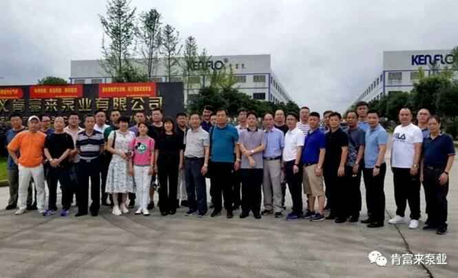 与会人员在遵义星空网页版登录页面入口-星空online(中国)有限公司大门口合影留念